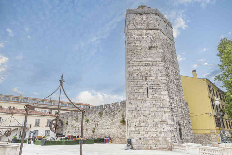 Croacia - Zadar 50 - plaza de los Cinco Pozos y Torre del Capitán